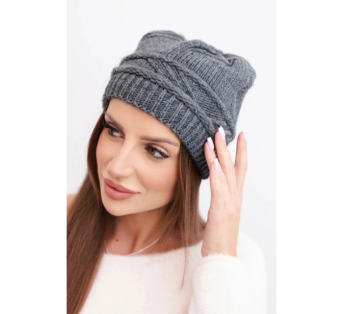 Dámská zimní čepice z vlny a s pleteným vzorem K428 grafitová Dámská zimní čepice z vlny a s pleteným vzorem K428 grafitová