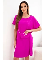 Dámské šaty s krátkým rukávem a kabelkou na řetízku tmavě fialová