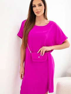 Dámské šaty s krátkým rukávem a kabelkou na řetízku tmavě fialová