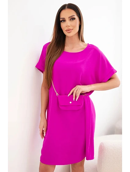 Dámské šaty s krátkým rukávem a kabelkou na řetízku tmavě fialová