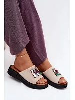 Kožené semišové dámské pantofle s ozdobou na platformě Vinceza 66942 béžové