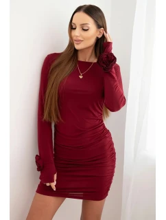 Dámská šaty z viskózy model 21461128 s nařasením a květinami na rukávech bordová - K-Fashion