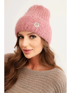 Dámská zimní čepice z huňaté pleteniny a s elegantním knoflíkem tmavě růžová