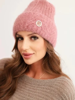 Dámská zimní čepice z huňaté pleteniny a s model 21441822 knoflíkem tmavě růžová - K-Fashion