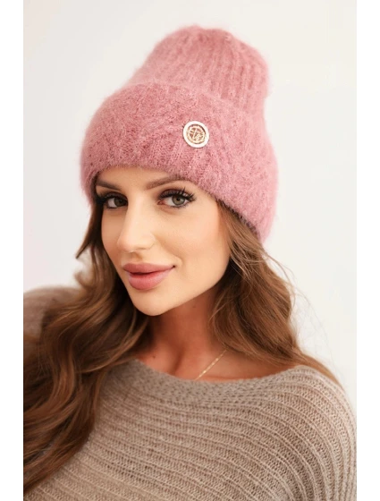 Dámská zimní čepice z huňaté pleteniny a s model 21441822 knoflíkem tmavě růžová - K-Fashion Dámská zimní čepice z huňaté pleteniny a s model 21441822 knoflíkem tmavě růžová - K-Fashion