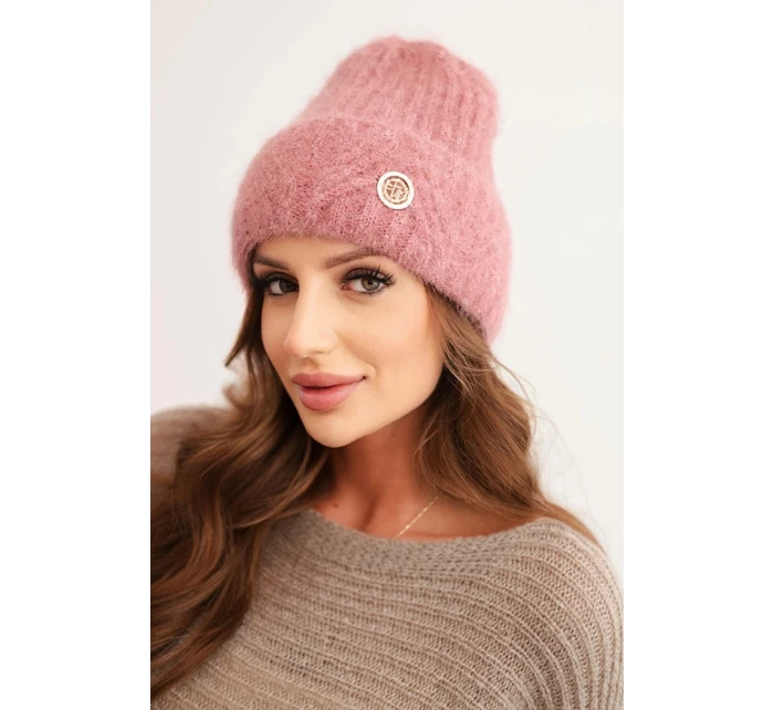 Dámská zimní čepice z huňaté pleteniny a s model 21441822 knoflíkem tmavě růžová - K-Fashion Dámská zimní čepice z huňaté pleteniny a s model 21441822 knoflíkem tmavě růžová - K-Fashion
