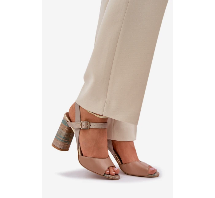 Kožené elegantní sandály na podpatku tmavě béžové model 21685342 - Laura Messi Kožené elegantní sandály na podpatku tmavě béžové model 21685342 - Laura Messi