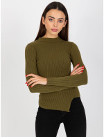 Asymetrický žebrovaný svetr v khaki střihu