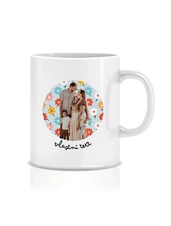 Personalizovaný klasický bílý keramický hrníček 300 ml s výřezem fotky na podkladu