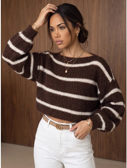 Sweter damski oversize w czekoladowy model 22404929 - FashionStreet Sweter damski oversize w czekoladowy model 22404929 - FashionStreet