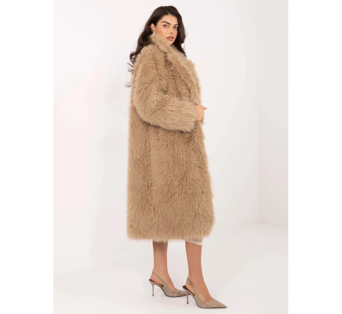 Tmavě béžový dlouhý dámský kabát z umělé kožešiny model 21818077 - Factory Price Tmavě béžový dlouhý dámský kabát z umělé kožešiny model 21818077 - Factory Price