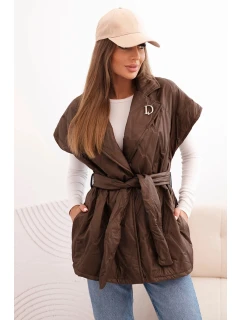 Dámská prošívaná vesta s páskem a širokým límcem hnědá