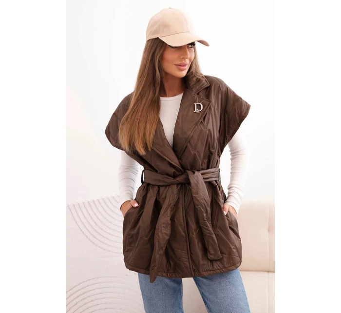 Dámská prošívaná vesta s páskem a širokým límcem hnědá