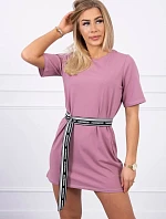 Šaty s ozdobným páskem tmavě růžové