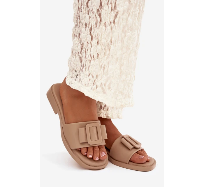 Dámské pantofle na nízkém podpatku s přezkou béžové Melivra