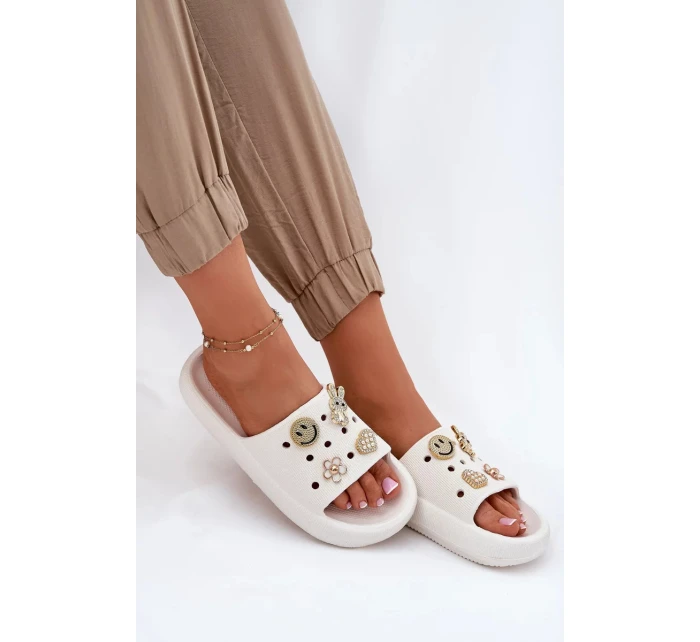 Dámské pěnové pantofle s ozdobnými připínkami Vinceza – bílé