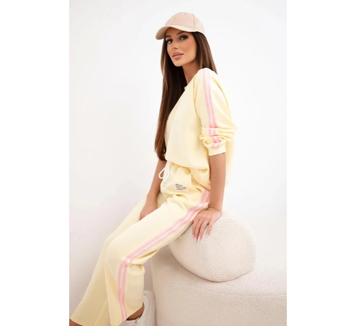 Dámská souprava Masełko s lampasy a volnou mikinou žlutý Dámská souprava Masełko s lampasy a volnou mikinou žlutý