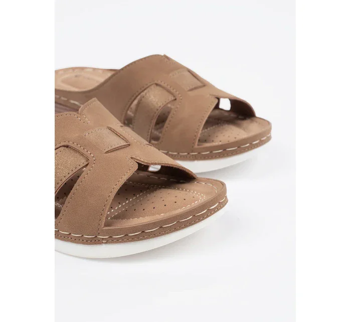 Pěkné dámské nazouváky hnědé na klínku Pěkné dámské nazouváky hnědé na klínku