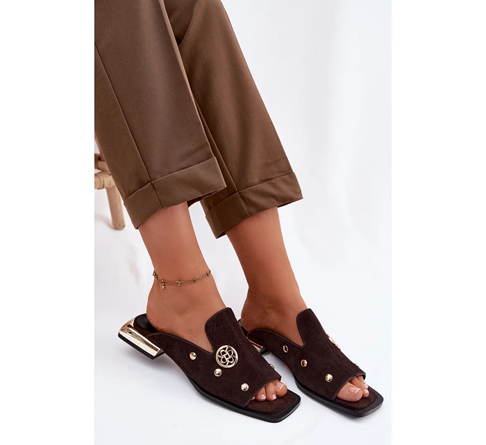 Semišové pantofle s zlatými ozdobami D&A model 22100293 Čokoládové - S.Barski Semišové pantofle s zlatými ozdobami D&A model 22100293 Čokoládové - S.Barski