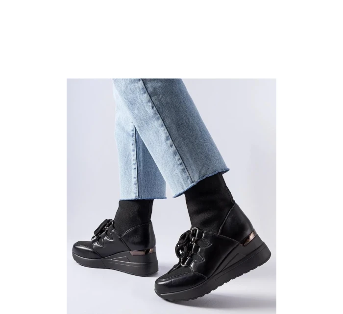 Boty na klínovém podpatku model 206574 Solea Boty na klínovém podpatku model 206574 Solea