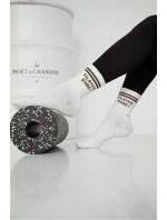 Dámské ponožky s hnědým nápisem „PILATES, BABE!“ – ecru