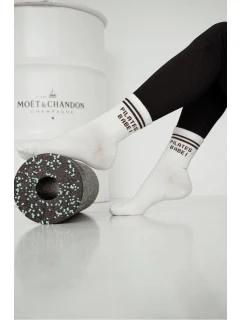 Dámské ponožky s hnědým nápisem „PILATES, BABE!“ – ecru