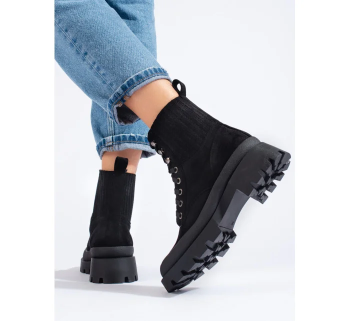 Moderní černé dámské kotníčkové boty na plochém podpatku Moderní černé dámské kotníčkové boty na plochém podpatku