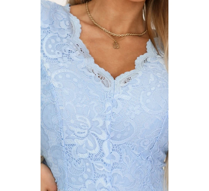 model 22040386 AMBER elegantní dlouhé krajkové šaty s výstřihem modré - numoco
