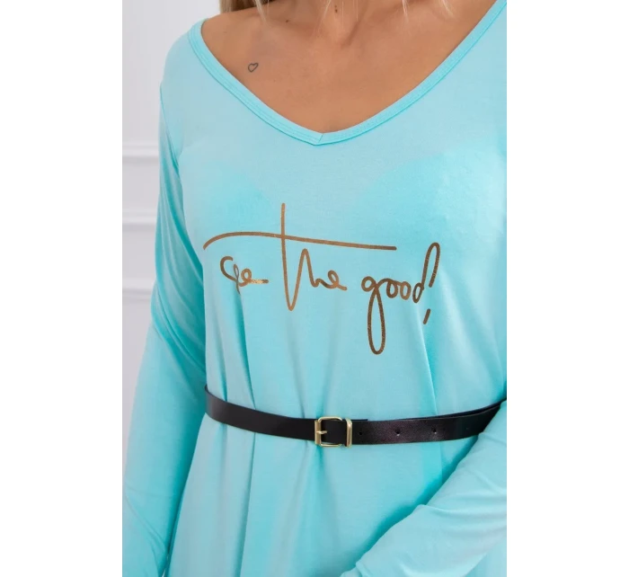 Šaty s ozdobným páskem a nápisem mint