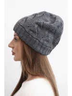 Dámská zimní pletená čepice s krajkovým vzorem model 21817781 grafitová - K-Fashion Dámská zimní pletená čepice s krajkovým vzorem model 21817781 grafitová - K-Fashion