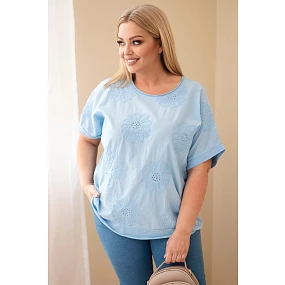 Dámská bavlněná halenka Plus Size s model 22092384 květinami modrá - K-Fashion Dámská bavlněná halenka Plus Size s model 22092384 květinami modrá - K-Fashion