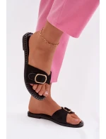 Dámské pantofle na ploché se zlatým sponou Czarne model 21943465 - Boto Dámské pantofle na ploché se zlatým sponou Czarne model 21943465 - Boto