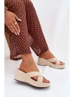 Dámské pantofle na platformě z eko semiše béžové model 21919335 - Boto Dámské pantofle na platformě z eko semiše béžové model 21919335 - Boto