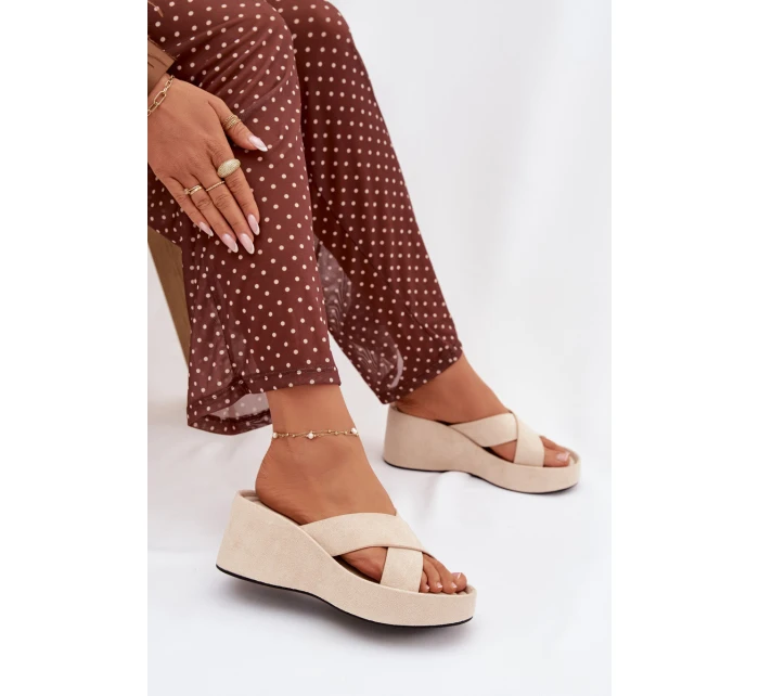 Dámské pantofle na platformě z eko semiše béžové model 21919335 - Boto Dámské pantofle na platformě z eko semiše béžové model 21919335 - Boto