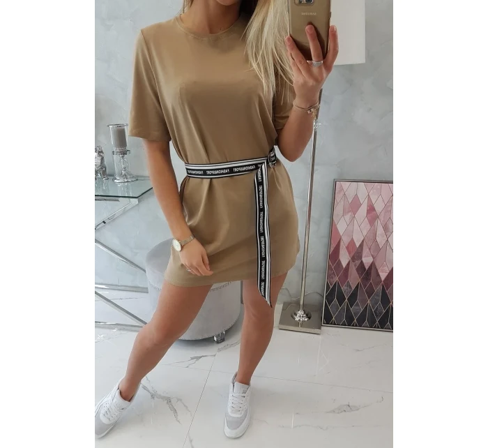 Šaty s ozdobným páskem camel Šaty s ozdobným páskem camel