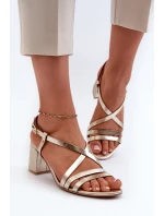 Sametové sandály na nízkém podpatku model 21661305 Zlaté - Maciejka