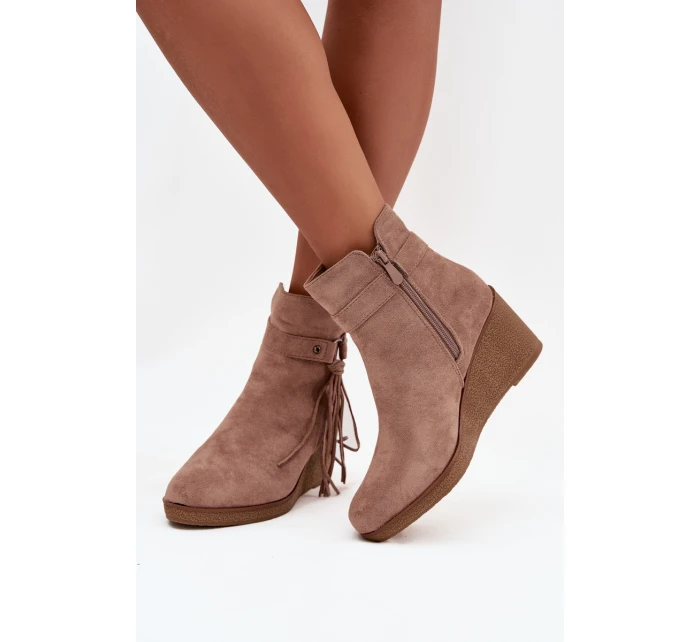 Zateplené dámské kotníkové boty na platformě s třásněmi béžové Olivarae Zateplené dámské kotníkové boty na platformě s třásněmi béžové Olivarae