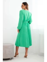 Šaty s vázáním a plisovanou sukní jasně zelená