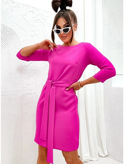 Klasické šaty ve fuchsijové barvě s páskem pro zavazování model 19764294 - Moon