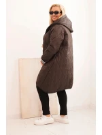 Dámská bunda Plus Size prošívaná s kapucí a model 21297094 manžetami hnědá - K-Fashion