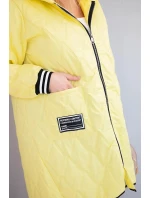 Dámská bunda Plus Size prošívaná s kapucí a model 21911640 manžetami žlutá - K-Fashion