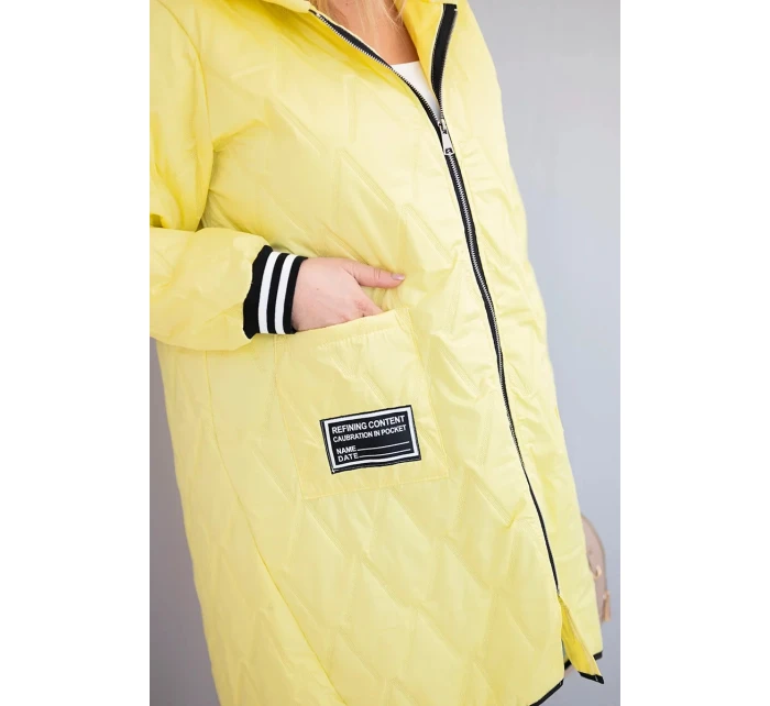 Dámská bunda Plus Size prošívaná s kapucí a model 21911640 manžetami žlutá - K-Fashion