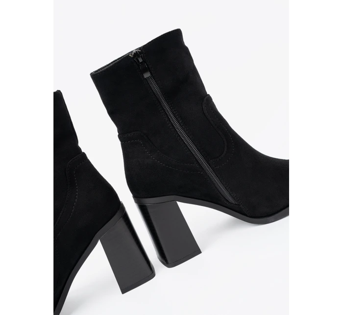 Pěkné dámské  kotníčkové boty černé na širokém podpatku