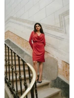 model 21470790 Šaty s výstřihem červené - STYLOVE