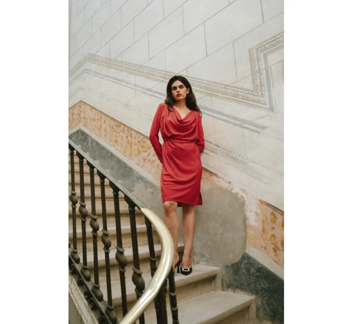 model 21470790 Šaty s výstřihem červené - STYLOVE