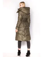 Péřová bunda v olivové barvě se stojáčkem a kapucí model 21244376 - Ann Gissy Péřová bunda v olivové barvě se stojáčkem a kapucí model 21244376 - Ann Gissy