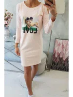 Šaty s potiskem model 18744032 v pudrově růžové barvě - K-Fashion Šaty s potiskem model 18744032 v pudrově růžové barvě - K-Fashion