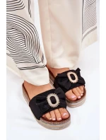 Dámské pantofle na platformě s mašlí a ozdobnou broží – černé Lenela Dámské pantofle na platformě s mašlí a ozdobnou broží – černé Lenela