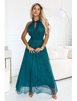 Elegantní večerní maxi šaty s výstřihem, tylem a zavazováním v pase – zelené model 22285998 - numoco basic Elegantní večerní maxi šaty s výstřihem, tylem a zavazováním v pase – zelené model 22285998 - numoco basic