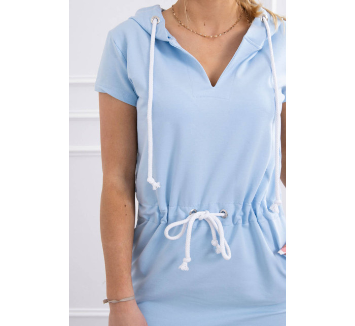 Zavazované šaty s kapucí azurové barvy